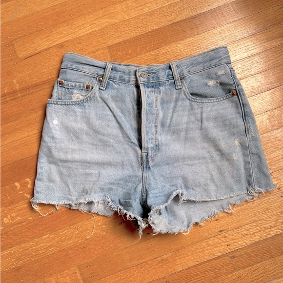 Levi’s Ribcage Shorts - Picture 5 of 9